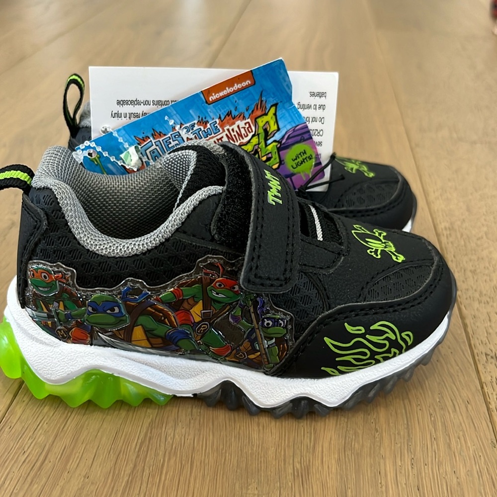 BNWT Ninja Turtles Light Up Velcro Shoes Size 6
